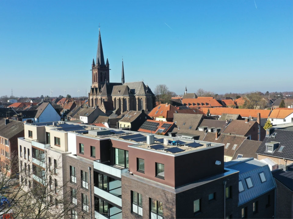 Drohnenfoto mit Kirchturm