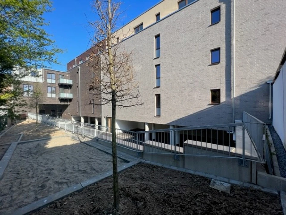 Nordfassade mit Stellplatzhof 2